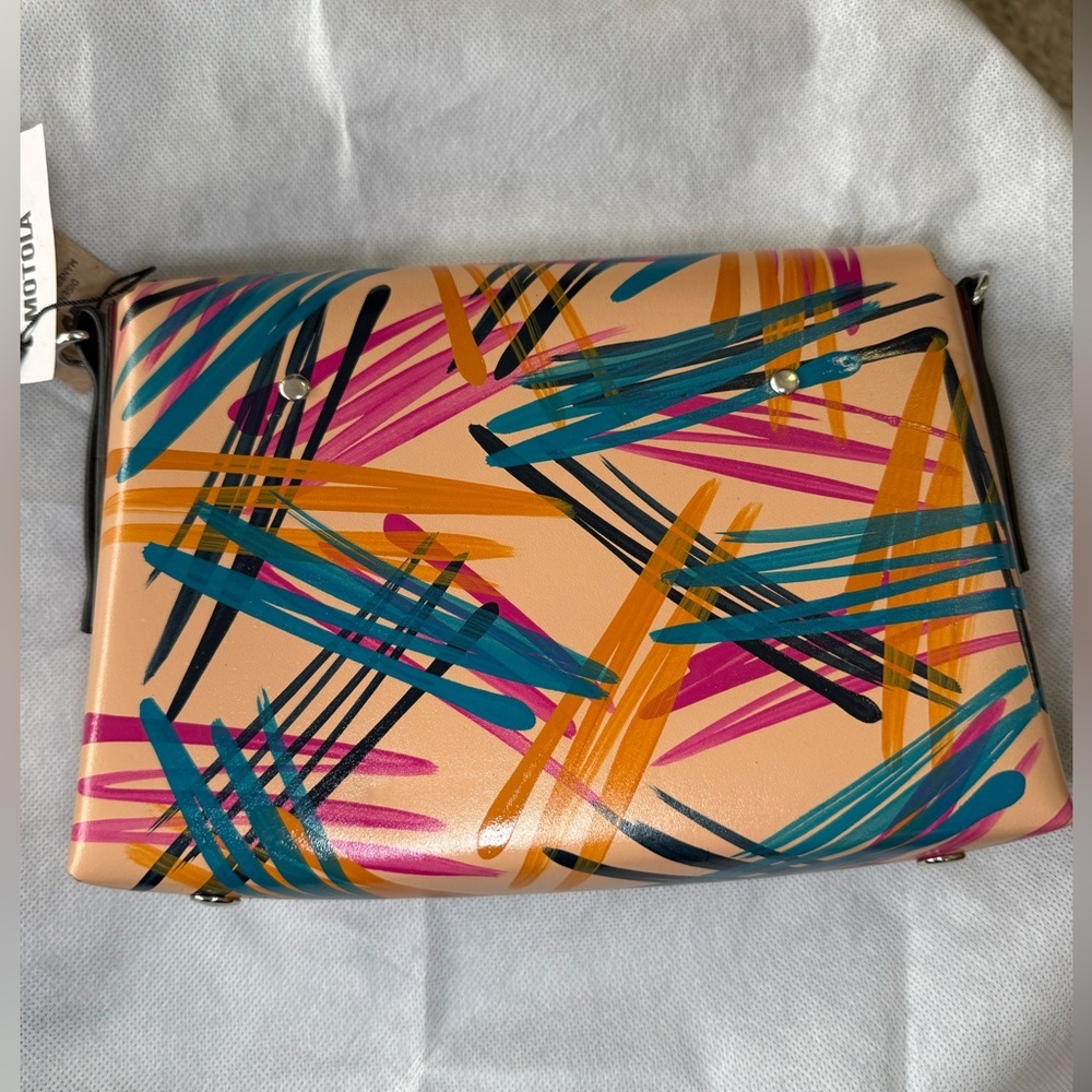 Hand painted crossbody
Recycled leather - Picture 4 of 9